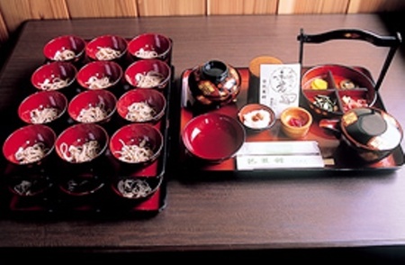 特わんこそば　天ぷら盛り合わせ・フルーツ付 ４名様 岩手県 平泉町 金色堂 世界遺産 中尊寺 毛越寺 東北 駅前芭蕉館 蕎麦 ソバ そば わんこそば【eki911-tsb-4】