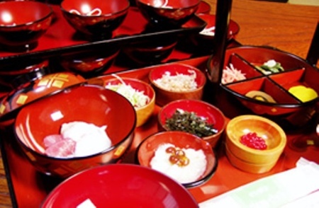 特わんこそば　天ぷら盛り合わせ・フルーツ付 ４名様 岩手県 平泉町 金色堂 世界遺産 中尊寺 毛越寺 東北 駅前芭蕉館 蕎麦 ソバ そば わんこそば【eki911-tsb-4】