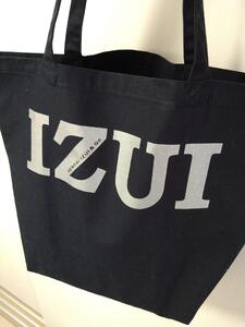 魔法の言葉「いずい」で「もちつもたれつ」IZUI トートバッグ (ブラック)