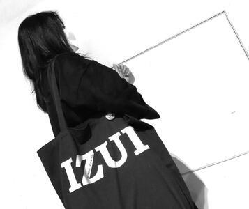 魔法の言葉「いずい」で「もちつもたれつ」IZUI トートバッグ (ブラック)