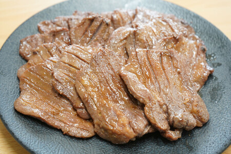 【ふるさと納税】和顔 厚切り牛たんセット[塩味×2ｐ] 1kg(500g×2p)　 肉 牛肉 牛タン タン 仙台市 名物 グルメ 厚切り プレミアム  ジューシー  人気 ギフト 冷凍保存  食べ比べ 高級 贅沢