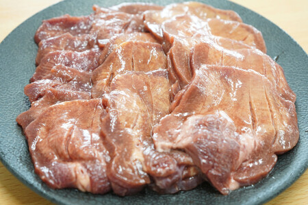 【ふるさと納税】和顔 厚切り牛たんセット[塩味×2ｐ] 1kg(500g×2p)　 肉 牛肉 牛タン タン 仙台市 名物 グルメ 厚切り プレミアム  ジューシー  人気 ギフト 冷凍保存  食べ比べ 高級 贅沢