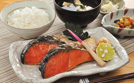 ＜3か月定期便＞筵巻き山漬け　紅鮭切身詰合せ定期便　【04203-0516】