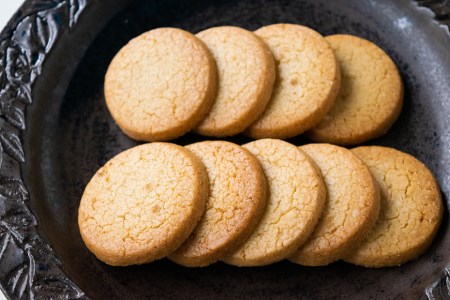 SAIKICHI BUTTER COOKIE 缶入り 32枚（2種類・各16枚） [斉吉商店 宮城県 気仙沼市 20563877] スイーツ クッキー バタークッキー 缶 詰め合わせ お菓子 洋菓子 つまみ 塩バター チーズ レビューキャンペーン 感想