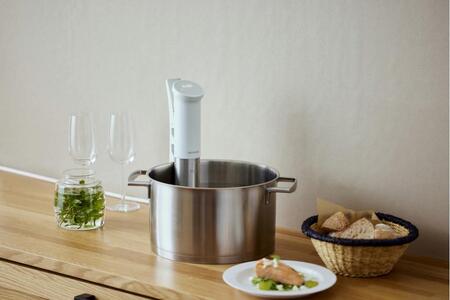 低温調理器 アイリスオーヤマ オフホワイト 低温調理 低温 調理器 コンパクト スリム 肉 魚 野菜 果物 スイーツ 防水機能 業務用 シンプル 簡単 便利 簡単温度設定 おすすめ 人気 アイリス LTC-04-W