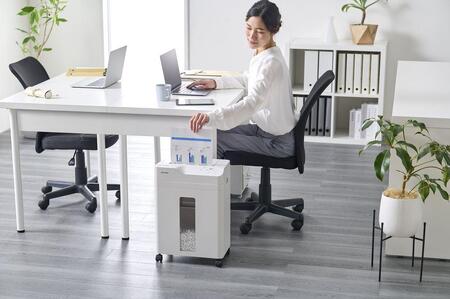 シュレッダー オートフィードシュレッダー 60枚自動細断 クロスカット アイリスオーヤマ 静音 A4 キャスター付 オフィス セキュリティ 家庭用  AFSB60C