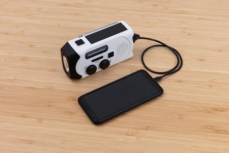 ラジオ 防災 手回し アイリスオーヤマ ホワイト ライト LED ソーラー 充電 バッテリー サイレン 非常 緊急 災害 避難 手回し充電ラジオライト AM FM 小型 usb USB SOSアラーム 生活防水 おすすめ 人気 アイリス JTL-29