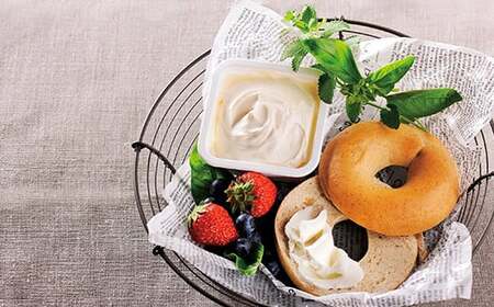 蔵王クリーミースプレッド500g　2個＆クラッカーセット　濃厚 クリーミー クリームチーズ チーズ 蔵王 人気【04301-0495】