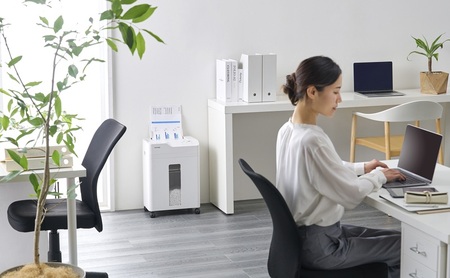 シュレッダー オートフィードシュレッダー AFSB60M アイリスオーヤマ 電動 マイクロクロスカット キャスター付き コンパクトリバース機能 自動 細断 手差し対応 オートクリーニング A4
