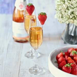 国産苺スパークリングワイン　ミガキイチゴ・ムスー720ml【配送不可地域：離島】【1125793】