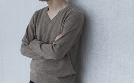 カシミヤ Vネック ニット度詰 カシミヤ(コルク )男性用サイズ:L(44)≪白田のカシミヤ≫