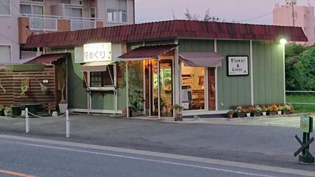 バラをメインとした季節変わる生花アレンジメント(ピンク系)