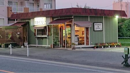 バラをメインとした季節変わる生花アレンジメント(イエロー系)