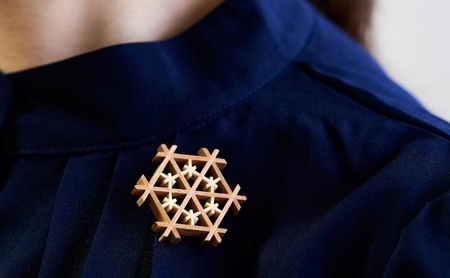 秋田杉とヤマザクラの 職人手づくり 組子ブローチ 「Kikko」 ファッション小物 アクセサリー 工芸品 民芸品 伝統技術 