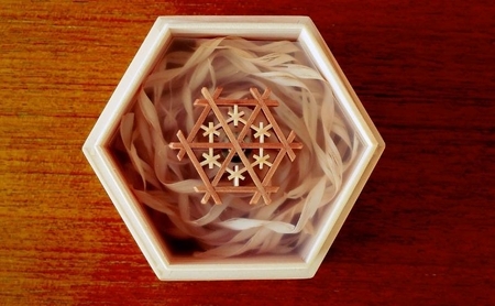 秋田杉とヤマザクラの 職人手づくり 組子箱＋組子ブローチ セット ファッション小物 工芸品  Asa