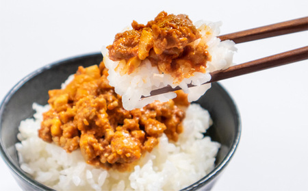 【北海道富良野市】ふらの豚そぼろ 3個入(ピリ辛ナッツ、デミグラス、バター醤油 各1個) (お肉 肉 ナッツ おかず 加工品 調理不要 簡単 北海道 送料無料 道産 富良野市 ふらの)