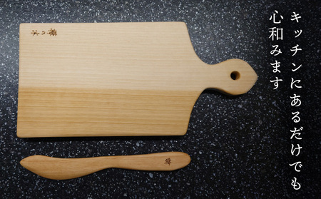 樺の小さなカッティングボード無垢材バターナイフ(左利き用)のセット(赤身と白太使い・ハンドル有) 60P7324