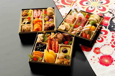 【数量限定】和洋中の豪華三段重 生おせち「百福」(12/31お届け) おせち 3-4人前 和洋中 お正月 冷蔵おせち 新年祝い 縁起料理【湯沢ロイヤルホテル】[I2-4501]