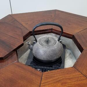 八角火鉢テーブル（卓上IHコンロ付） 机 座卓 ちゃぶ台 火鉢 炉 八角形テーブル ダイニングテーブル 卓上IHコンロ付 アンティーク調 高級 インテリア 家具 レトロ 和モダン 和室【(有)高松木工】[F8802]