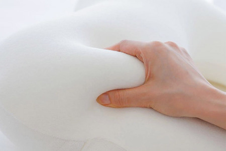 王様の授乳クッション（アイボリー）超極小ビーズ授乳枕