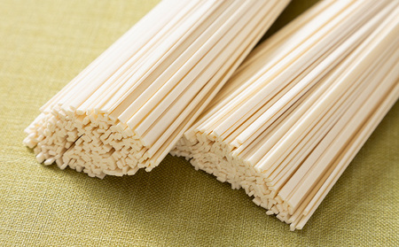 【城北麺工】山形県産米 つや姫 米粉使用 乾麺 つや姫麺 200g×20把 FY24-285