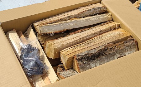 山形で育った年輪目の細かな 薪(ナラ材) 13kg[マツボックリの着火剤付] FZ22-977