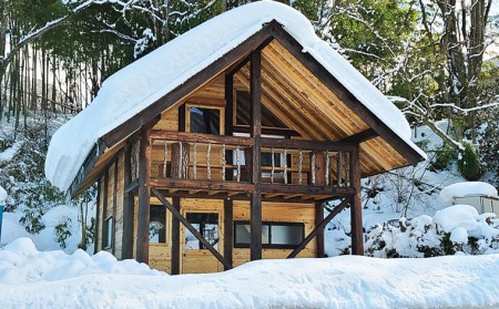 山形で育った年輪目の細かな 薪(ナラ材) 13kg[マツボックリの着火剤付] FZ22-977