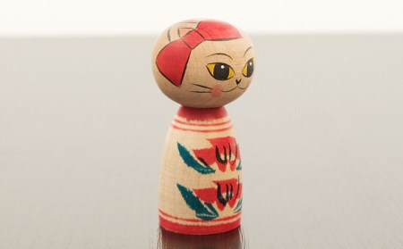 赤いリボンの猫こけし FY22-549