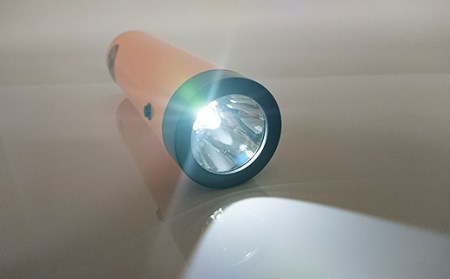 《水分で点灯！》ECOな水電池懐中電灯（白色LED） 1本（径4.6㎝×17cm 約138g）防災用 [079-001]