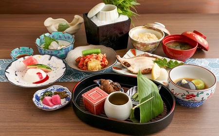 【令和7年産 コシヒカリ(精米) 10kg×ますや旅館】 旬の特産品と宿泊利用券セット