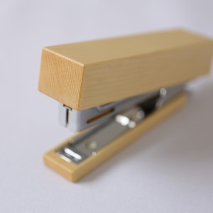 SZ0085　《5種の木材から選べる》木製ホチキス （ベイヒバ）