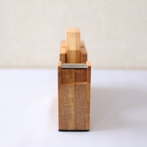 SD0042　《6種の木材から選べる》木製テープカッター （アガチス）