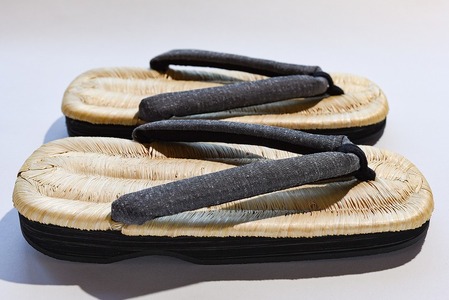 【Lサイズ】山形伝統 手編み 豊国草履（男性用・室外用）「豊国-TOYOKUNI-銀鼠（ぎんねずみ）」（シルク100％米沢織り鼻緒）　036-H-KZ018-銀鼠-L
