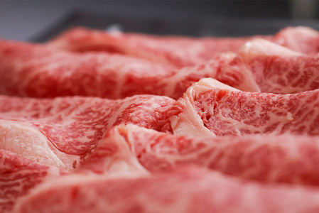 【45営業日以内配送】幸せを運ぶ牛《幸生牛》希少牛 肩ロースすき焼き用 1kg（500g×2パック） 039-D-YL036