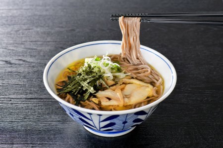 まる梅【謹製】かほく谷地の冷たい肉そば　生そば（約150g）×3人前　（謹製 東北 山形 河北 オススメ グルメ お取り寄せ ソウルフード 本場の味 田舎 ラーメン 中華そば 親鳥 鶏肉 鶏だし しょうゆ味 スープ 付き 家庭 家族 お子様）