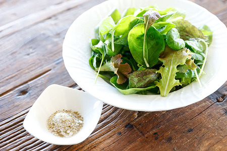 庄内産 ベビーリーフミックス 70g×4袋と野菜用ハーブ塩セット 土耕栽培 サラダ スムージー 若葉 野菜 生野菜 新鮮 山形県 冷蔵