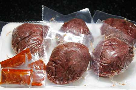 [日本三大馬刺し 会津] 会津馬刺しユッケ 50g×5｜会津若松市 馬肉 国産 赤身 福島 グルメ ユッケ 肉刺し 馬刺身 タレ付 本場 ギフト 贈答用 冷凍 [0553]