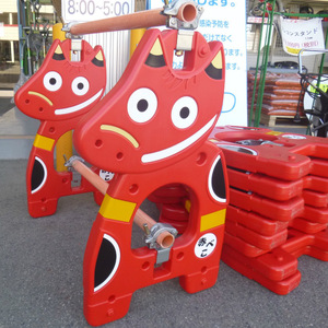 赤べこバリケード(R) 1台｜赤べこ 赤ベコ あかべこ アカベコ 赤べこバリケード 赤ベコバリケード 会津若松市 会津 福島県 バリケード 駐車場 庭 ガーデニング 厄除け 開運 [1159]