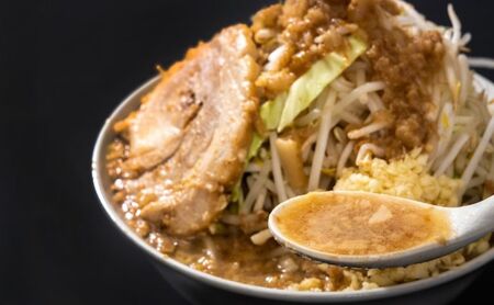 ラーメン：2食セット お取り寄せ 「二郎系 ラーメン」 醤油とんこつ 麺類 豚 旨味 濃厚スープ 平打ち 太麺 絶妙 バランス 溶き卵 コク おじや 冷凍 トッピング ボリューム 