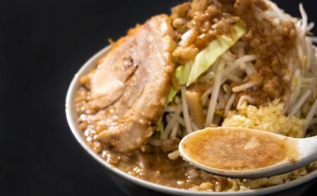 G-しお：2食セット お取り寄せ 「二郎系 ラーメン」 塩とんこつ 麺類 豚 旨味 濃厚スープ 平打ち 太麺 絶妙 バランス 溶き卵 コク おじや 冷凍 トッピング ボリューム 