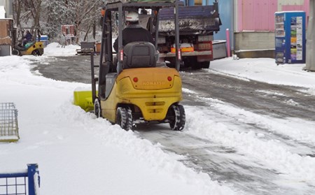 除雪に大活躍！フォークリフトアタッチメント パワーブレード F23R-456