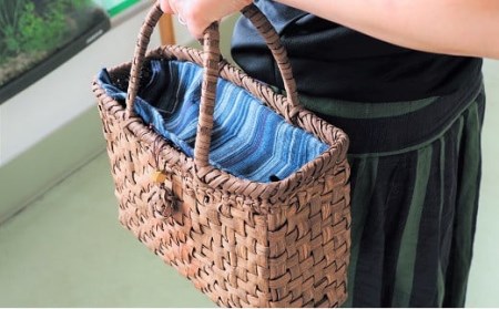 『籠バッグ』(幅約30cm)山ぶどう編み組細工 KBJ013