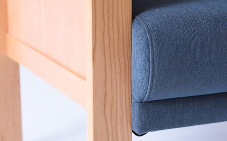 旭川家具 MUKU工房オリジナル MKソファ 80 チェリー 【 国産 無垢 インテリア 木製 ナチュラル ソファ ソファー 1人掛け コンパクトソファ リビング ダイニング 北海道 】_01792