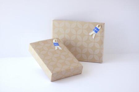 【ギフト用】旭川家具　コサイン　ポスターフレームA4　ウォルナット 【 旭川家具 北海道 旭川市 木製 家具 選べる樹種 シンプル ナチュラル 手作り 北欧 おしゃれ 天然木 無垢 】_01298