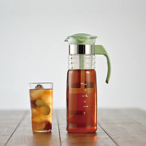 HARIO かご網付き水出し茶ポット［HCC-12-SG］ ※離島への配送不可｜ハリオ おしゃれ かわいい シンプル スタイリッシュ 耐熱 ガラス 食器 器 冷水筒 麦茶ポット ポット ピッチャー 取っ手付き 冷蔵庫ポット お茶入れ キッチン 日用品 キッチン用品_FI45