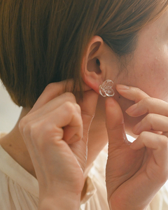 HARIO ピアス ツバキ クリア［HAP-TB-001］ ※離島への配送不可｜耐熱 ガラス アクセサリー ハリオ ランプワークファクトリー 職人 繊細 フォーマル カジュアル きれいめ おしゃれ 20代 30代 40代  _FM04