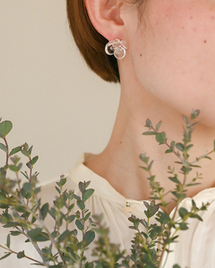 HARIO ピアス ツバキ クリア［HAP-TB-001］ ※離島への配送不可｜耐熱 ガラス アクセサリー ハリオ ランプワークファクトリー 職人 繊細 フォーマル カジュアル きれいめ おしゃれ 20代 30代 40代  _FM04