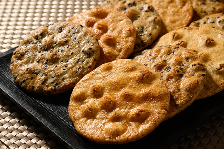 炭火手焼きせんべい組み合わせ（しょうゆ・ごま）各5枚入り | 煎餅 和菓子 せんべい センベイ 醤油 しょうゆ ゴマ 菓子 おやつ お茶請け 手焼き 手作り 詰合せ 詰め合わせセット 食べ比べ 工場直送 老舗 茨城県 古河市 _DU03