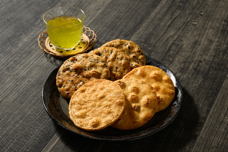 炭火手焼きせんべい組み合わせ（しょうゆ・ごま）各5枚入り | 煎餅 和菓子 せんべい センベイ 醤油 しょうゆ ゴマ 菓子 おやつ お茶請け 手焼き 手作り 詰合せ 詰め合わせセット 食べ比べ 工場直送 老舗 茨城県 古河市 _DU03