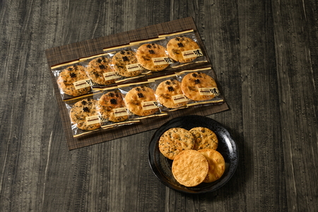 炭火手焼きせんべい組み合わせ（しょうゆ・ごま）各5枚入り | 煎餅 和菓子 せんべい センベイ 醤油 しょうゆ ゴマ 菓子 おやつ お茶請け 手焼き 手作り 詰合せ 詰め合わせセット 食べ比べ 工場直送 老舗 茨城県 古河市 _DU03